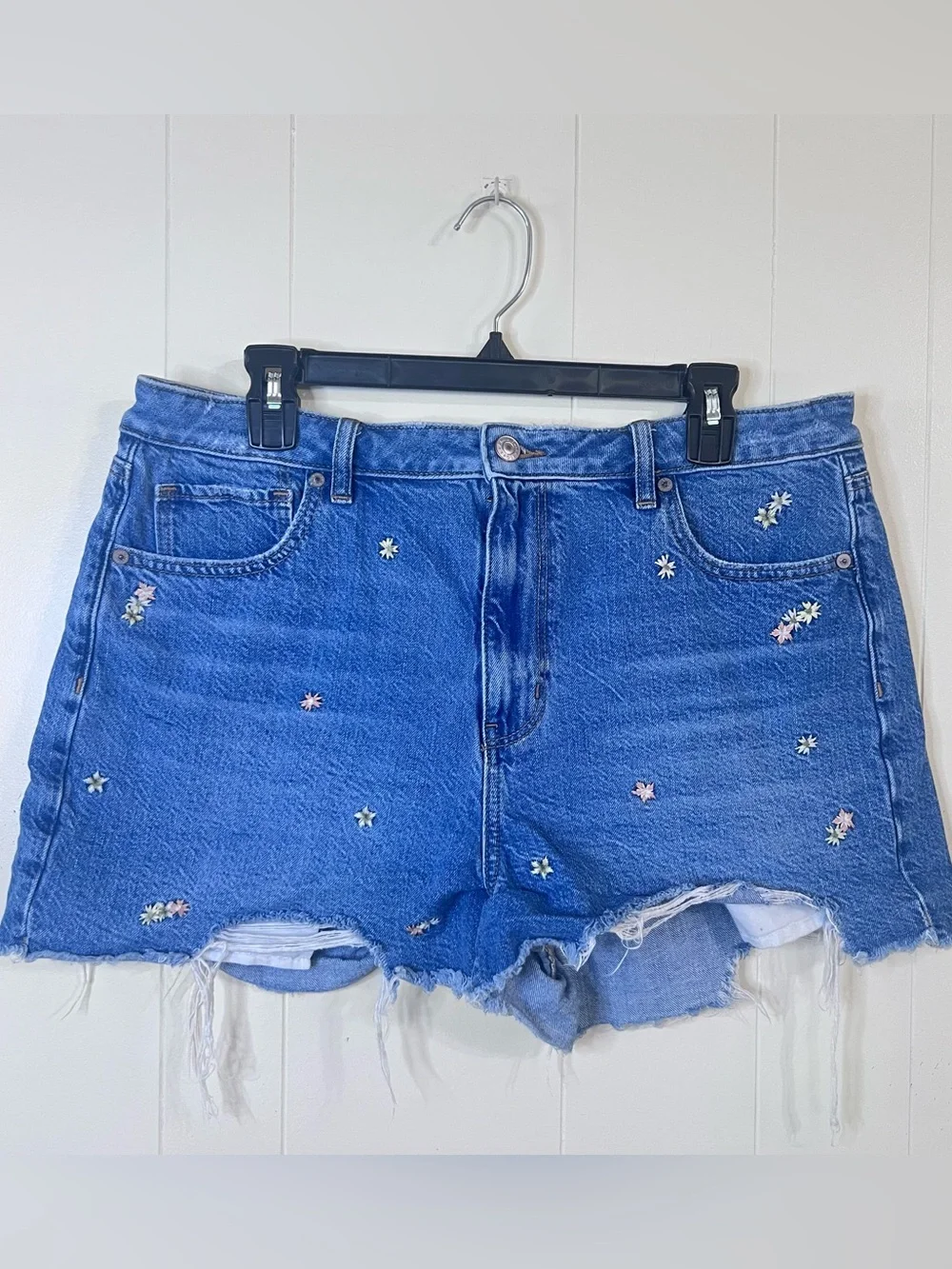 Womens American Eagle Blue Denim Mom Shorts Floral Embroidery Raw Hem Size 16